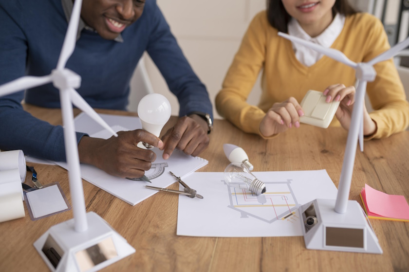 Ingénieurs travaillant sur un projet d'énergie éolienne.