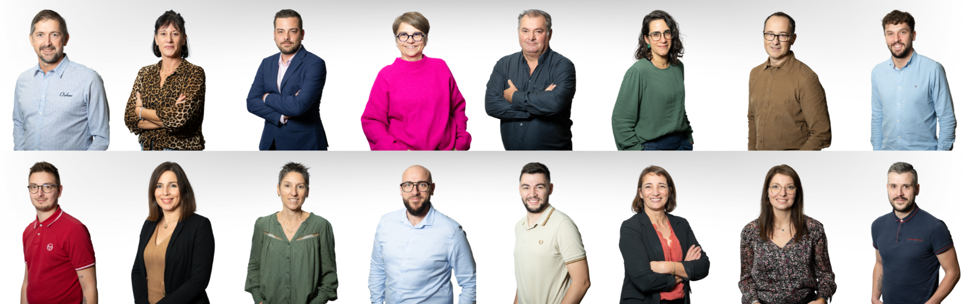 Photo de groupe professionnel, souriant, en studio.